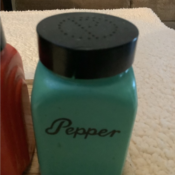 Vintage 1940’s McKee Roman Arch Salt & Pepper Red and Green Set - Picture 6 of 9